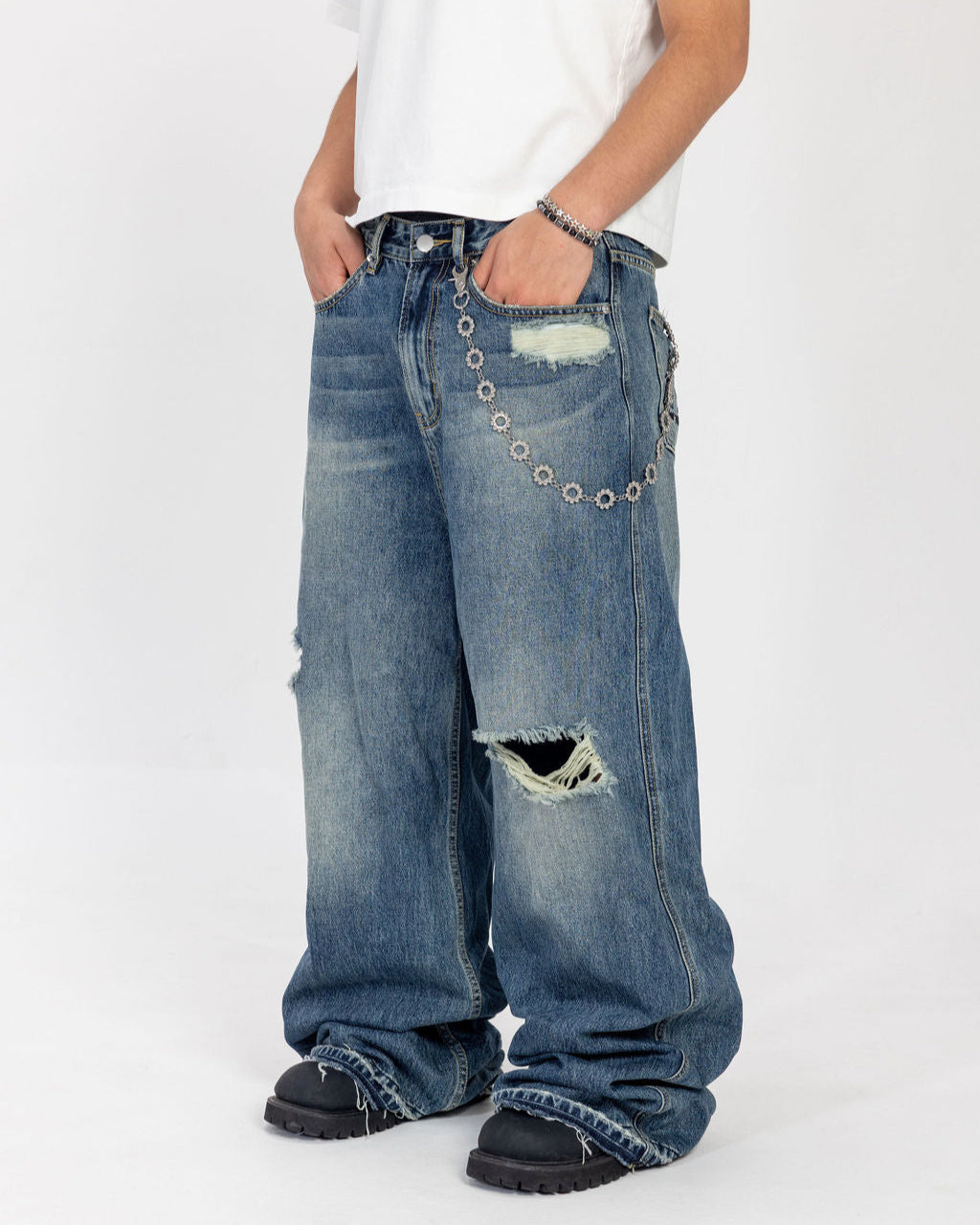STAR DISTRESSED DENIM